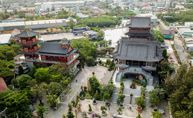 Tu viện Khánh An (phường An Phú Đông, quận 12, TP HCM) ban đầu là ngôi chùa nhỏ do Tổ sư Trí Hiền xây dựng năm 1905. Thời điểm ấy, một gia đình giàu có trong vùng đã hiến cho sư thầy 6 hecta đất để làm chùa. Chùa Khánh An khi ấy nhỏ nằm giữa hai làng An Lộc Đông và Hanh Phú (sau này là An Phú Đông) từng là nơi tập hợp nhiều chiến sĩ yêu nước tham gia chống Pháp. Chùa nhiều lần bị thực dân Pháp đốt phá.