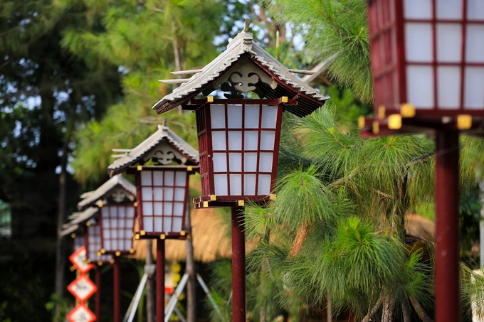 Quanh khuôn viên là những chiếc đèn làm bằng gỗ và giấy có hình lục giác, thường thấy trong các lễ hội hoặc ở lối đi cổng đền chùa của Nhật Bản tại tu viện Khánh An.