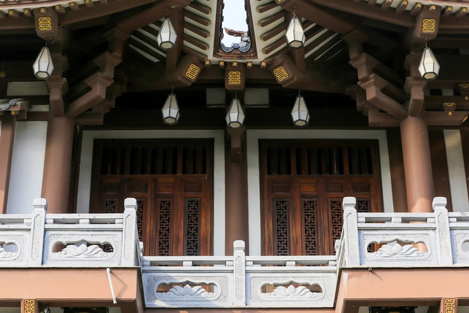 Xung quanh dãy hành lang, khu chánh điện, nhà tăng... cũng đều được treo nhiều loại đèn lồng. Theo các sư, vào ngày rằm, giỗ Tổ hay các khóa tu thiền... đèn lồng sẽ được thắp sáng khắp tu viện.