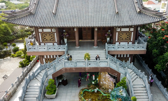 Tu viện Khánh An mang phong cách của Phật giáo Bắc Tông, đậm nét kiến trúc Á đông. Lối lên chánh điện là những bậc thang bằng đá với hoa văn trạm trổ hình hoa sen.