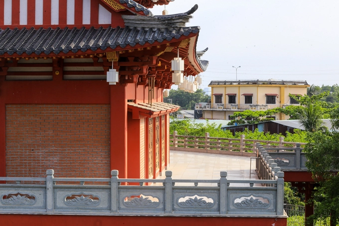 Khu nhà tăng và khách đường nổi bật với màu đỏ rực, lồng đèn treo khắp nơi cùng khoảng sân rộng rãi.