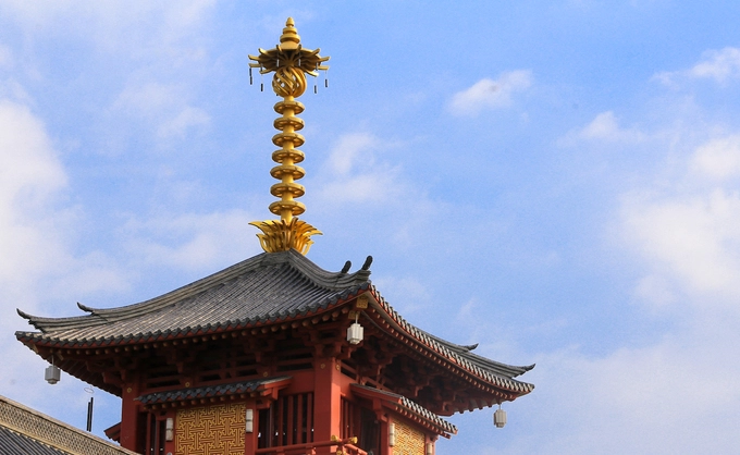 Trên nóc của nhà tăng và khách đường là tòa tháp với màu đỏ và mái ngói ít hình rồng phượng. Điểm nhấn là phần chóp tháp màu vàng cao vút trên nền trời, kiến trúc thường thấy trong đền chùa Nhật Bản.