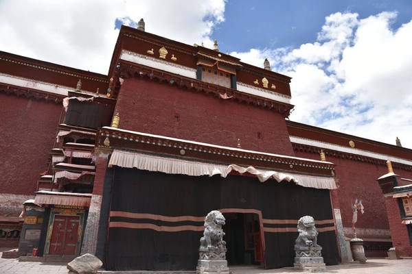 Tu viện Sakya nằm ở quận Sakya, phía tây nam của thành phố Shigatse, vùng tự trị Tây Tạng (Trung Quốc). Đây là tu viện chính của Phật tử Sakyapa của Phật giáo Tây Tạng. Ảnh: China daily. Tu viện Sakya nằm ở quận Sakya, phía tây nam của thành phố Shigatse, vùng tự trị Tây Tạng (Trung Quốc). Đây là tu viện chính của Phật tử Sakyapa của Phật giáo Tây Tạng. Ảnh: China daily.