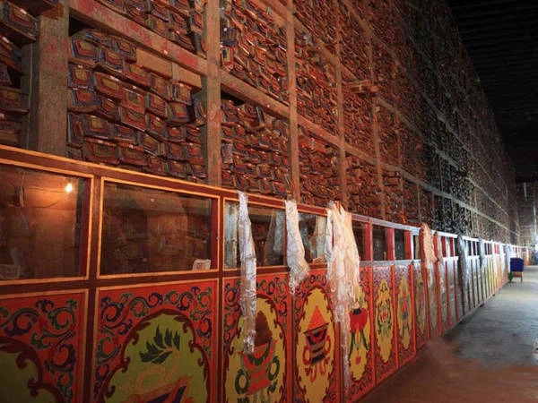 Tu viện còn nổi tiếng vì những bức tranh tường hoành tráng và Thangka - tranh Phật giáo Tây Tạng vẽ trên vải bông hoặc lụa. Đa số các bức tranh đều có từ triều đại nhà Nguyên (1271-1368). Trong số đó có một số bức tranh tường nổi bật và quý giá mô tả chân dung của các nhà sáng lập của Sakya hay cuộc gặp của Phakpa với Hốt Tất Liệt. Hơn 3.000 Thangka từ triều Tống (960-1279), triều Nguyên và triều đại nhà Minh (1368-1644) được coi là kho báu của nền văn hoá Phật giáo Trung Quốc. Ảnh: Tibet Vista. Tu viện còn nổi tiếng vì những bức tranh tường hoành tráng và Thangka - tranh Phật giáo Tây Tạng vẽ trên vải bông hoặc lụa. Đa số các bức tranh đều có từ triều đại nhà Nguyên (1271-1368). Trong số đó có một số bức tranh tường nổi bật và quý giá mô tả chân dung của các nhà sáng lập của Sakya hay cuộc gặp của Phakpa với Hốt Tất Liệt. Hơn 3.000 Thangka từ triều Tống (960-1279), triều Nguyên và triều đại nhà Minh (1368-1644) được coi là kho báu của nền văn hoá Phật giáo Trung Quốc. Ảnh: Tibet Vista.