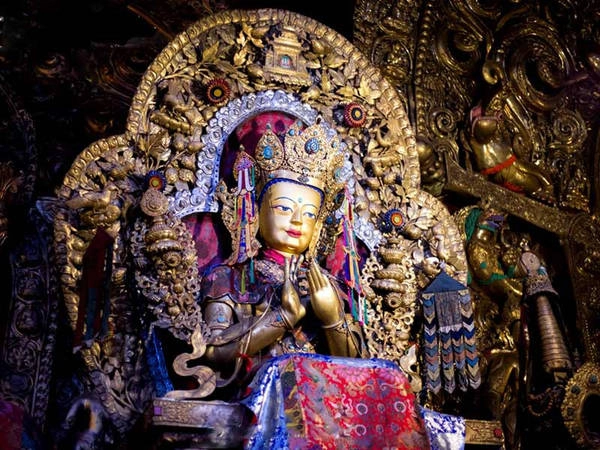 Lakhang Chenmo là sảnh chính của tu viện. Với diện tích khoảng 5.800 m2 Lakhang Chenmo có thể chứa được 10.000 nhà sư tụng kinh cùng một lúc. Bên trong sảnh, du khách được chiêm ngưỡng tượng 3 vị Phật - Dipamkarara, Sakyamuni và Maitreya - và 5 nhà sáng lập của Sakyapa. Ảnh: Tibet Vista. Lakhang Chenmo là sảnh chính của tu viện. Với diện tích khoảng 5.800 m2 Lakhang Chenmo có thể chứa được 10.000 nhà sư tụng kinh cùng một lúc. Bên trong sảnh, du khách được chiêm ngưỡng tượng 3 vị Phật - Dipamkarara, Sakyamuni và Maitreya - và 5 nhà sáng lập của Sakyapa. Ảnh: Tibet Vista.