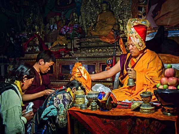 Không chỉ là nơi tham quan, tu viện Sakya còn là nơi mọi người tới cầu nguyện. Ảnh: Tibet Vista. Không chỉ là nơi tham quan, tu viện Sakya còn là nơi mọi người tới cầu nguyện. Ảnh: Tibet Vista.