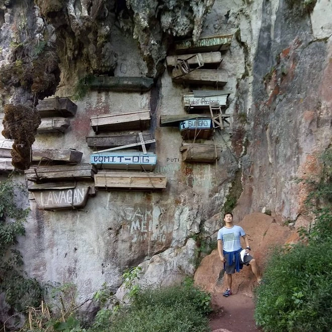 Cách đây hơn 2.000 năm, tộc người Igorot tại vùng núi Sagada ở phía bắc của Philippines đã có tập tục an táng những người quá cố trong các cỗ quan tài gỗ và đóng đinh hoặc treo lên vách núi cao. Theo quan niệm của họ, việc chôn cất ở nơi cheo leo sẽ giúp linh hồn người chết về gần với tổ tiên hơn. Ảnh: Jordan_si_ako.