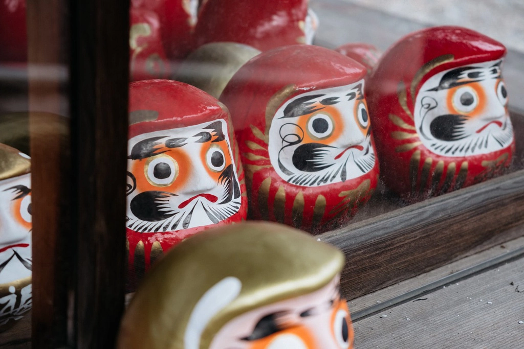 Daruma là búp bê cầu may truyền thống trong văn hóa Nhật Bản. Búp bê ra đời từ thời kỳ Edo (1603-1867) ở vùng Takasaki (tỉnh Gunma). Một cao tăng đền Shorinzan Daruma trong vùng đã hướng dẫn nông dân cách làm những con búp bê bằng giấy bồi để đem bán trong thời kỳ kinh tế khó khăn. Những con búp bê dần trở thành vật cầu may phổ biến xứ hoa anh đào. Ảnh: The Culture Trip.