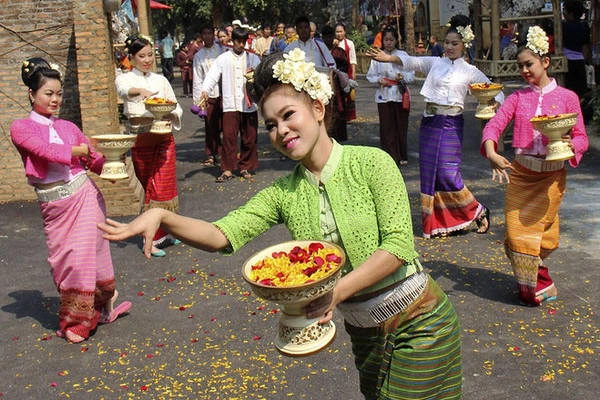 Các vũ công biểu diễn điệu múa truyền thống trong lễ khai mạc lễ hội té nước – Songkran của Thái Lan tại tỉnh Chiang Mai