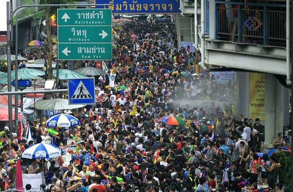Người dân Thái Lan và du khách té nước lẫn nhau khi tham gia lễ hội Songkran tại quận Silom, Bangkok hôm 13/4.