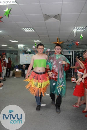 Phần trình diễn thời trang ấn tượng của team IT.