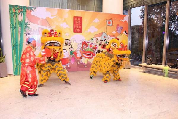 Màn múa lân làm nóng không khí đêm tiệc. Ảnh: TMG Màn múa lân làm nóng không khí đêm tiệc. Ảnh: TMG