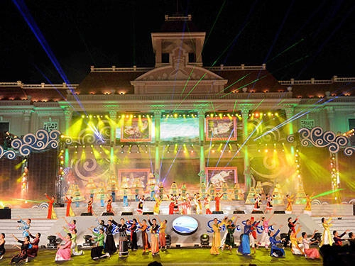 Biểu diễn nghệ thuật trong đêm khai mạc Festival Biển 2013.