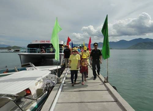 Du khách đến tham dự Tuần lễ Festival Biển Nha Trang 2013