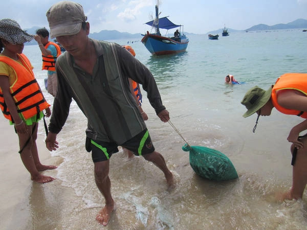 Ngư dân sau chuyến đánh bắt trở về Ngư dân sau chuyến đánh bắt trở về