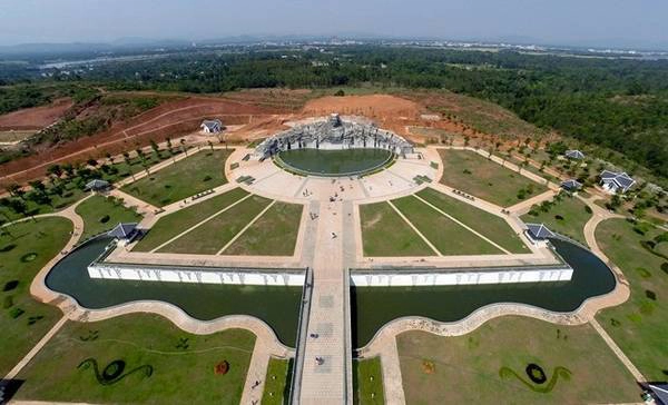 Sau 7 năm xây dựng, tháng 3/2015 tượng đài Mẹ Việt Nam anh hùng được hoàn thành. Toàn bộ công trình nằm trên diện tích 15 ha, thuộc khu vực núi Cấm, xã Tam Phú (Tam Kỳ). Phía trước tượng là quảng trường tiền môn với 30 ngọn đèn đá, tượng trưng cho 30 năm mẹ chờ đợi ngày giải phóng.