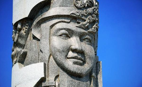 Trên 8 trụ khắc họa hình ảnh bà mẹ Bắc Bộ, Trung Bộ, Tây Nguyên với nhiều bậc cảm xúc và khuôn mặt khác nhau. Trong hai cuộc chiến tranh chống Pháp và Mỹ, tỉnh Quảng Nam là địa phương có nhiều bà mẹ của các anh hùng nhất với 11.234 người.
