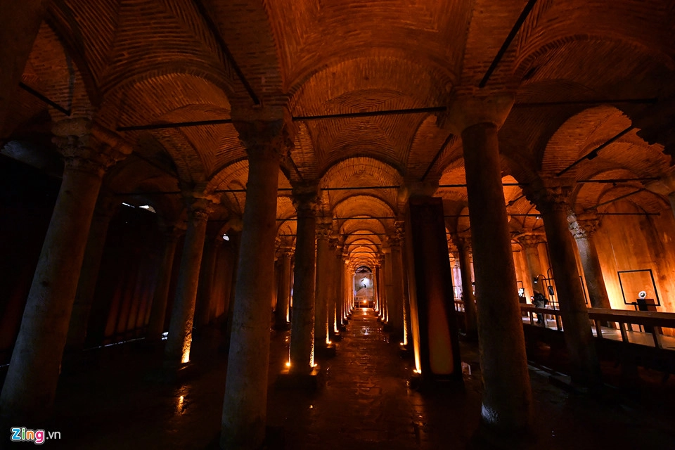 Basilica Cistern được gọi với nhiều tên như Cung điện nước, Cung điện bị đắm. Thực chất đây là hệ thống bể chứa nước ngầm cung cấp nước sạch cho sinh hoạt của người dân và dọn dẹp vệ sinh tại các giáo đường, đền đài. Basilica Cistern được gọi với nhiều tên như Cung điện nước, Cung điện bị đắm. Thực chất đây là hệ thống bể chứa nước ngầm cung cấp nước sạch cho sinh hoạt của người dân và dọn dẹp vệ sinh tại các giáo đường, đền đài.