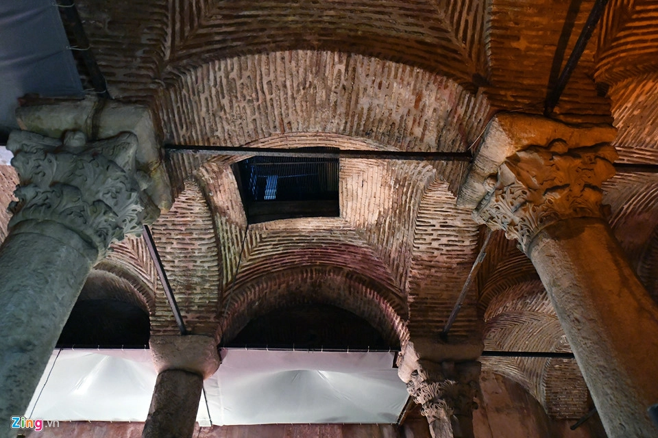Trần của Basilica Cistern được chống đỡ bằng 336 cột đá cẩm thạch lớn trong không gian gần 1 ha... Trần của Basilica Cistern được chống đỡ bằng 336 cột đá cẩm thạch lớn trong không gian gần 1 ha...
