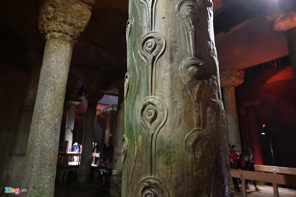 Trong số những cây cột này, một vài cột có tượng đầu quỷ Medusa lộn ngược, nằm ở phía tây bắc. Nhiều du khách không khỏi rùng mình khi nhìn thấy bức tượng này. Trong số những cây cột này, một vài cột có tượng đầu quỷ Medusa lộn ngược, nằm ở phía tây bắc. Nhiều du khách không khỏi rùng mình khi nhìn thấy bức tượng này.