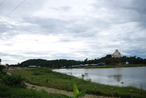 Đứng ở vị trí nào của đỉnh của núi Cấm đều thấy được tượng Phật Di Lặc trắng sáng, uy nghiêm giữa không gian xanh ngát