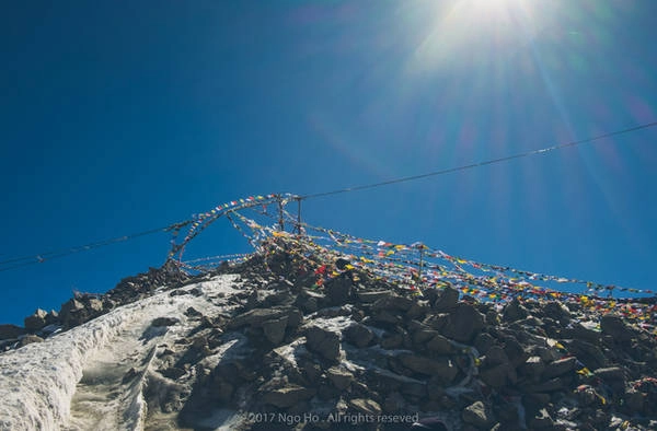 Cờ nguyện trên đỉnh Đèo Khardung La cao 5.600m. Ảnh: Mai Hương Cờ nguyện trên đỉnh Đèo Khardung La cao 5.600m. Ảnh: Mai Hương