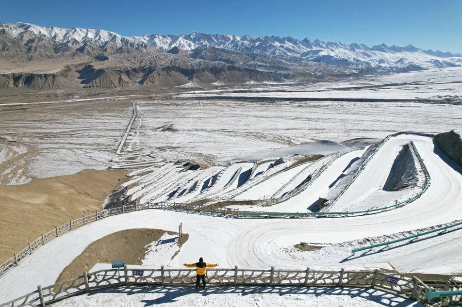 Tuyen-duong-Pamir-Plateau-Sky-ivivu-2