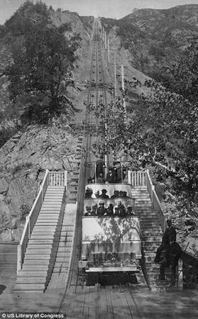 Được sử dụng từ năm 1893, tuyến đường sắt lên đỉnh Lowe là tuyến tàu đầu tiên dùng điện do nước Mỹ xây dựng, có độ dài khoảng 11 km. 