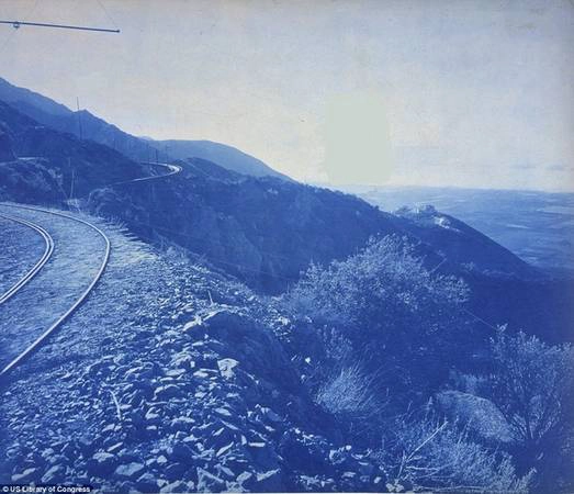 Năm 1900, nhà bếp của khách sạn Echo Mountain House bị phá hủy bởi một đợt cháy. Sau đó, các trận lụt và hỏa hoạn hủy hoại phần lớn những trang thiết bị còn lại. Năm 1900, nhà bếp của khách sạn Echo Mountain House bị phá hủy bởi một đợt cháy. Sau đó, các trận lụt và hỏa hoạn hủy hoại phần lớn những trang thiết bị còn lại.