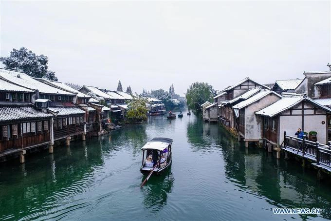 Hầu hết các tour du lịch khai thác tuyến Thượng Hải - Hàng Châu - Tô Châu đều ghé qua cổ trấn này. Nếu đi tự túc, bạn có thể đi tàu cao tốc tới Tô Châu hoặc Hàng Châu, sau đó đi xe bus là tới.