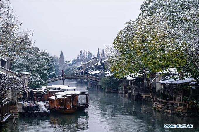 Năm nay, mùa tuyết đến sớm hơn mọi năm. Ngay từ tuần đầu tiên của tháng 12, người dân ở khu vực miền trung duyên hải Trung Quốc bao gồm Thượng Hải - Hàng Châu - Tô Châu hay các khu vực như Sơn Đông - Hồ Bắc đồng loạt đón tuyết rơi đầu mùa. Nhiệt độ giảm sâu, tuyết rơi khá dày.