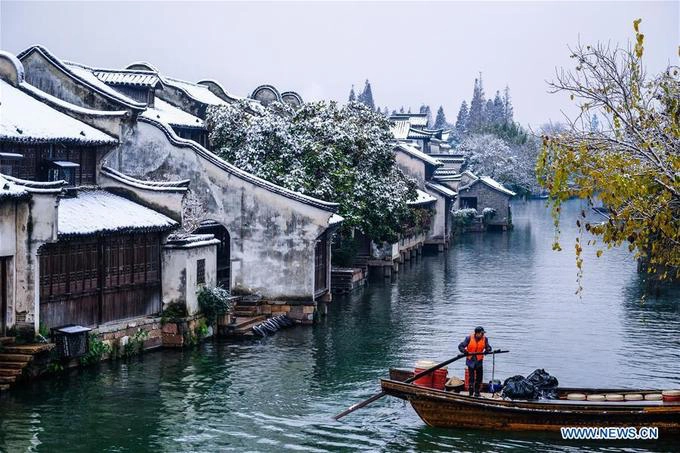 Hiện tượng đặc biệt này khiến nhiều du khách ngạc nhiên bởi mọi năm phải vào giữa mùa đông nhiệt độ mới lạnh tái tê đến vậy. Hơn nữa, không phải năm nào cũng có tuyết rơi.