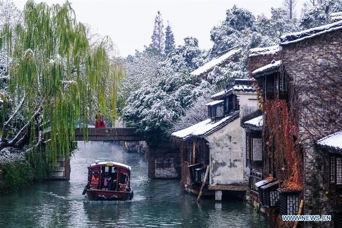 Trời lạnh, tuyết rơi nhiều không hề cản trở các đoàn khách tới với Ô Trấn. Các hoạt động du lịch ở đây diễn ra bình thường, bao gồm cả hoạt động đi thuyền dọc theo những con kênh.