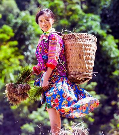 Nụ cười hồn hậu của những cô gái người Mông hòa trong nắng, gió, trong mạ non với chiếc gùi trên lưng, khiến cho con người ta thêm yêu đời, yêu cuộc sống, và bao muộn phiền dường như tan biến.