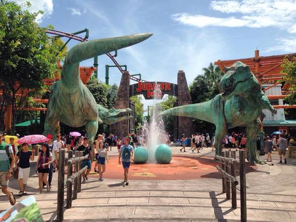 Universal Studios với khung cảnh được mô phỏng rất thật theo các bộ phim nổi tiếng trên thế giới, trong từng khu vực có những trò chơi cảm giác mạnh gắn liền với nội dung của những bộ phim đó, cảm giác chung là rất hoành tráng và chân thực. Ảnh: @nam.photographer