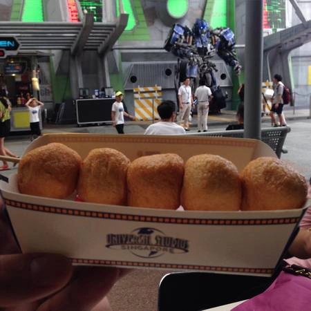 Universal Studios  có tổng 30 nhà hàng và xe thực phẩm để các bạn có thể thưởng thức các món ăn độc đáo của Singapore và những món ăn vặt khá đặc biệt, cùng với 20 cửa hàng bán lẻ rất độc đáo, các cửa hàng được bố trí khắp nơi để thuận tiện du khách. Ảnh: @chiang79