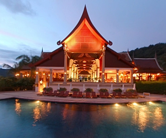 Bể bơi trong resort