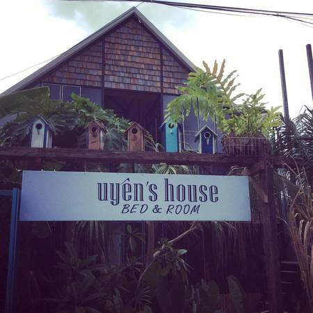 Kiến trúc ấn tượng của Uyên's House nhìn từ bên ngoài Uyen's house-ivivu-11