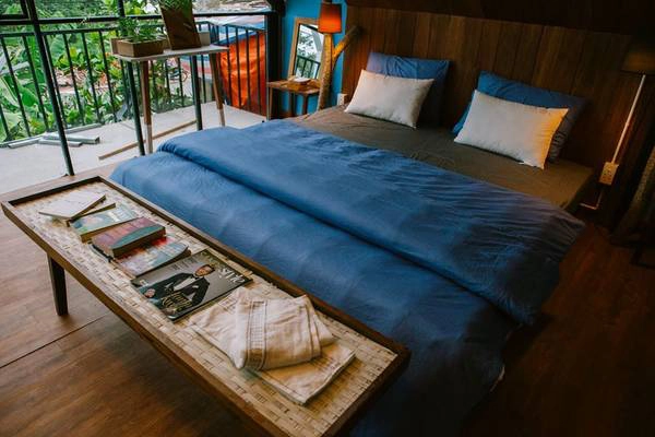 Trong các phòng đều được trang bị sách báo để du khách thư giãn Uyen's house-ivivu-2