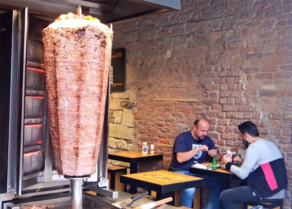 Kebap có thể nhìn thấy ở khắp nơi tại Thổ Nhĩ Kỳ. Kebap có thể nhìn thấy ở khắp nơi tại Thổ Nhĩ Kỳ.