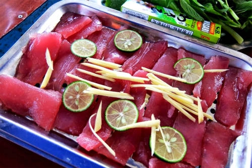 Món cá ngừ đại dương ăn gỏi ở quán Hùng Dasu trên đường Trần Hưng Đạo, bờ kè Bạch Đằng được đánh giá ngon nhất Phú Yên. Ở đây còn rất nhiều món hải sản khác. Ảnh: Thiện Nguyễn. Món cá ngừ đại dương ăn gỏi ở quán Hùng Dasu trên đường Trần Hưng Đạo, bờ kè Bạch Đằng được đánh giá ngon nhất Phú Yên. Ở đây còn rất nhiều món hải sản khác. Ảnh: Thiện Nguyễn.