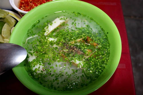 Bánh canh hẹ chả cá ở Tuy Hòa chỉ 10.000 đến 15.000 đồng một bát ngon, ngọt và ấm bụng. Nhiều quán vỉa hè bán ở phố Bà Triệu vào buổi tối. Bánh canh hẹ chả cá ở Tuy Hòa chỉ 10.000 đến 15.000 đồng một bát ngon, ngọt và ấm bụng. Nhiều quán vỉa hè bán ở phố Bà Triệu vào buổi tối.