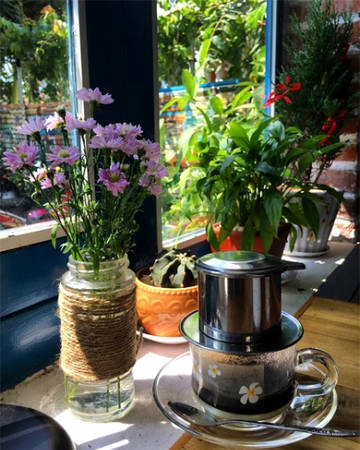 PHD Photo & Coffee, một trong số ít các quán cafe có thiết kế đẹp ở Phú Yên, nằm cách trung tâm TP Tuy Hòa khoảng 5 km. Bạn đi thẳng đường Hùng Vương gặp An Dương Vương rẽ trái chạy hết đường gặp hẻm bê tông, rẽ vào là thấy. PHD Photo & Coffee, một trong số ít các quán cafe có thiết kế đẹp ở Phú Yên, nằm cách trung tâm TP Tuy Hòa khoảng 5 km. Bạn đi thẳng đường Hùng Vương gặp An Dương Vương rẽ trái chạy hết đường gặp hẻm bê tông, rẽ vào là thấy.