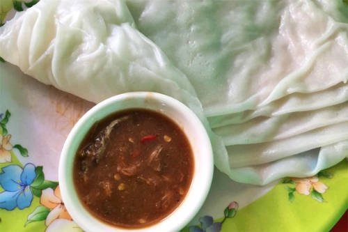 Bánh ướt chấm mắm cái cá cơm ăn chơi rất ngon ở quán gà ven sông 159 Nguyễn Công Trứ. Ảnh: Thiện Nguyễn. Bánh ướt chấm mắm cái cá cơm ăn chơi rất ngon ở quán gà ven sông 159 Nguyễn Công Trứ. Ảnh: Thiện Nguyễn.