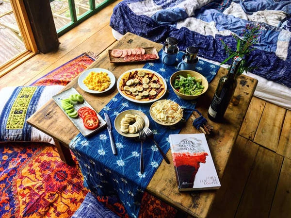 Bạn có thể tự nấu nướng, nhưng cũng có thể đặt ngay đồ ăn tại các homestay ở đây.