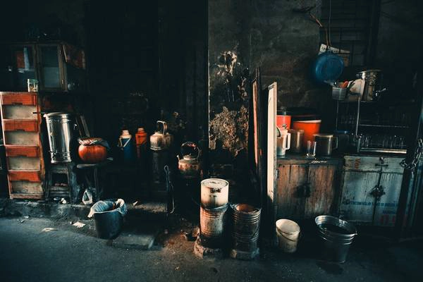Những trang thiết bị cần thiết để có một quán trà chỉ đơn giản là vài bếp than, phích nước...