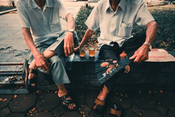 Giản dị vậy thôi nhưng thói quen trà đá vỉa hè lại là nỗi nhớ, niềm thương của những người con xa Hà Nội, là sự tò mò thôi thúc khám phá với những du khách khi đến với mảnh đất ngàn năm văn hiến này.