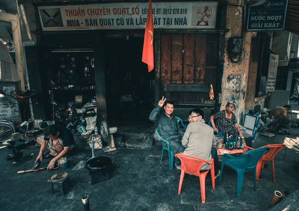 Quán trà đá ở phố Hàng Điếu chỉ cần phích nước, một bình trà, lọ kẹo, chiếc điếu cày cùng vài chai nước ngọt, bố trí vài chiếc ghế là đủ thu hút khách. Những nơi như tQuán trà đá ở phố Hàng Điếu chỉ cần phích nước, một bình trà, lọ kẹo, chiếc điếu cày cùng vài chai nước ngọt, bố trí vài chiếc ghế là đủ thu hút khách. Những nơi như thế này thường có rất nhiều thông tin đời sống, xã hội, từ chuyện giá điện, nước, sự cố đường phố, chuyện nhà cửa, mua bán...hế này thường có rất nhiều thông tin đời sống, xã hội, từ chuyện giá điện, nước, sự cố đường phố, chuyện nhà cửa, mua bán...