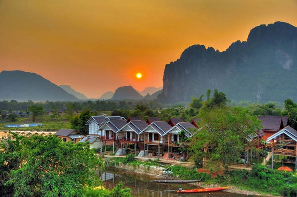 Nằm cách thủ đô Vientiane của Lào khoảng 150km, thị trấn bé nhỏ Vang Viêng nằm lọt thỏm trong mênh mông của núi rừng xanh ngát. Được biết đến là vùng quê yên bình với khí hậu trong lành, mát mẻ và cũng là điểm du lịch nổi tiếng của đất nước Lào xinh đẹp. Ảnh: Aaron Geddes Nằm cách thủ đô Vientiane của Lào khoảng 150km, thị trấn bé nhỏ Vang Viêng nằm lọt thỏm trong mênh mông của núi rừng xanh ngát. Được biết đến là vùng quê yên bình với khí hậu trong lành, mát mẻ và cũng là điểm du lịch nổi tiếng của đất nước Lào xinh đẹp. Ảnh: Aaron Geddes