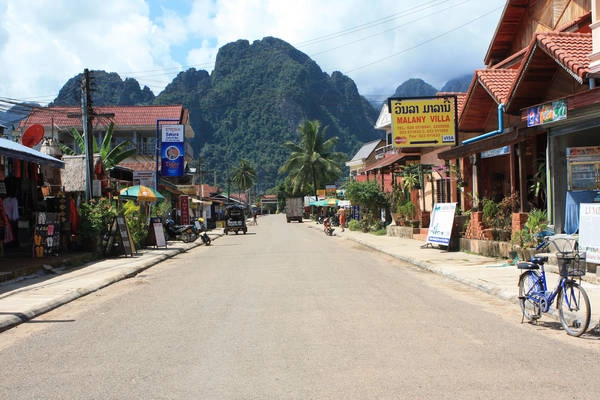 Vang Vieng ngập tràn du khách nhưng vẫn cứ giữ cho mình một nét gì đó thật thanh bình, thân thuộc và tạo cho lữ khách đến đây một cảm giác mê mệt khó tả. Ảnh: Natasha Nartcev Vang Vieng ngập tràn du khách nhưng vẫn cứ giữ cho mình một nét gì đó thật thanh bình, thân thuộc và tạo cho lữ khách đến đây một cảm giác mê mệt khó tả. Ảnh: Natasha Nartcev